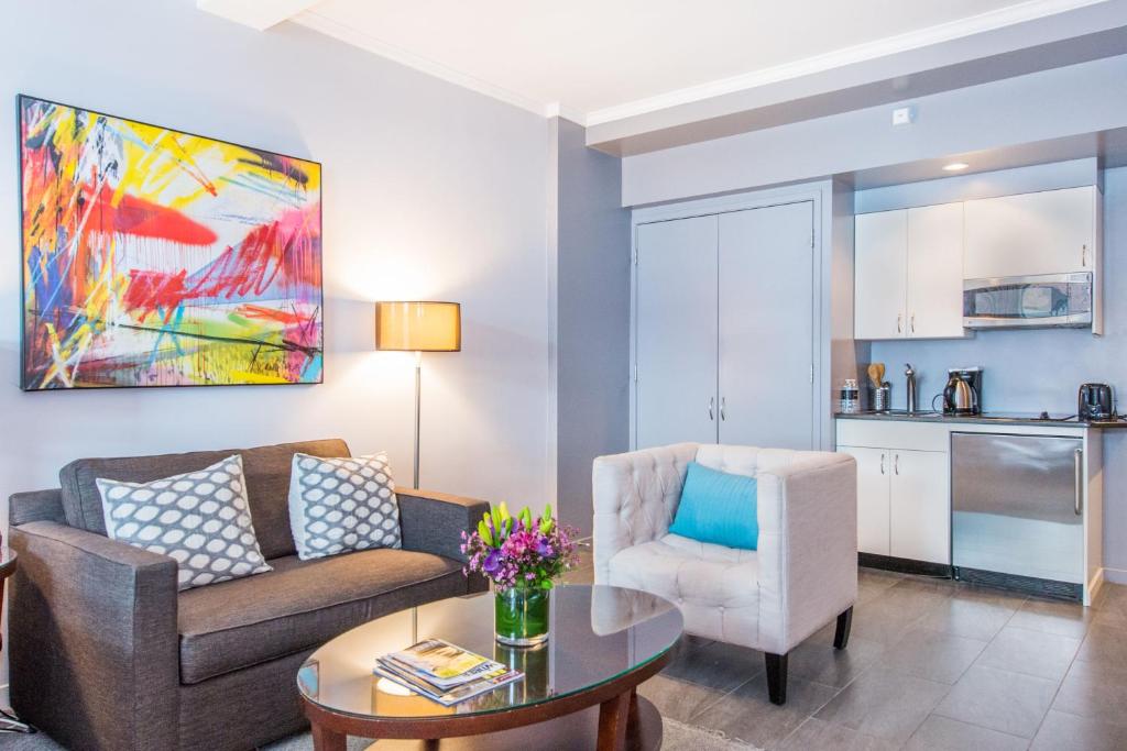Kuchyň nebo kuchyňský kout v ubytování Lombardy Hotel