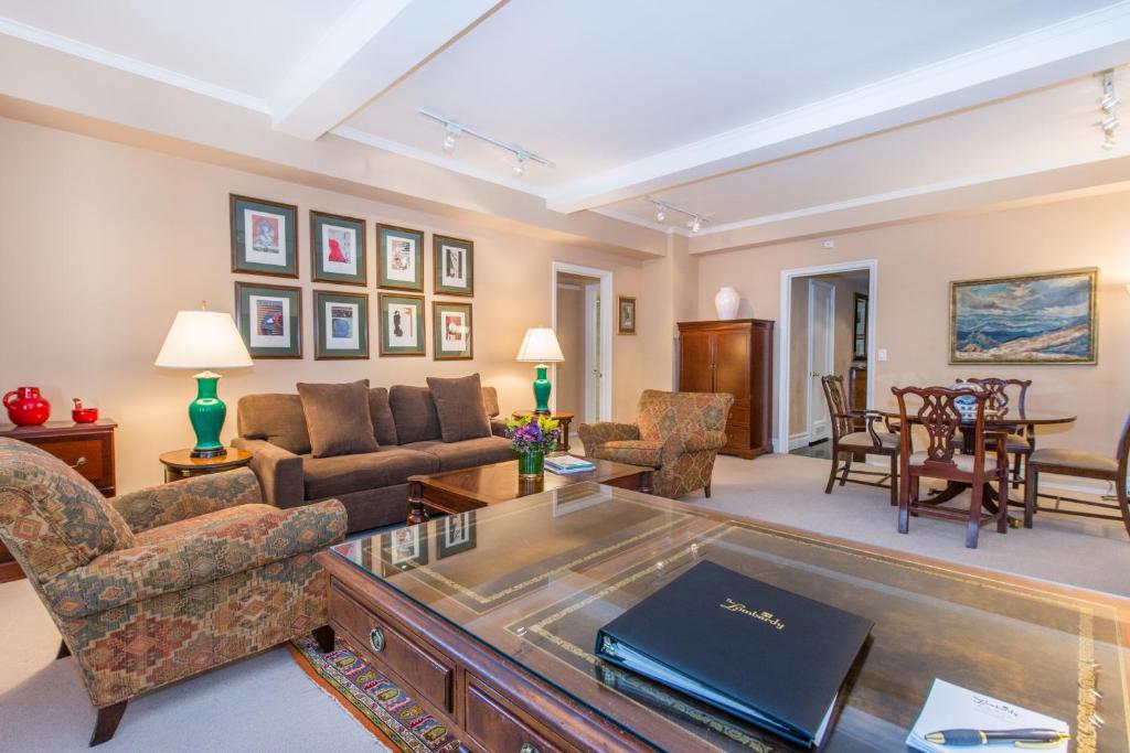 Posezení v ubytování Lombardy Hotel