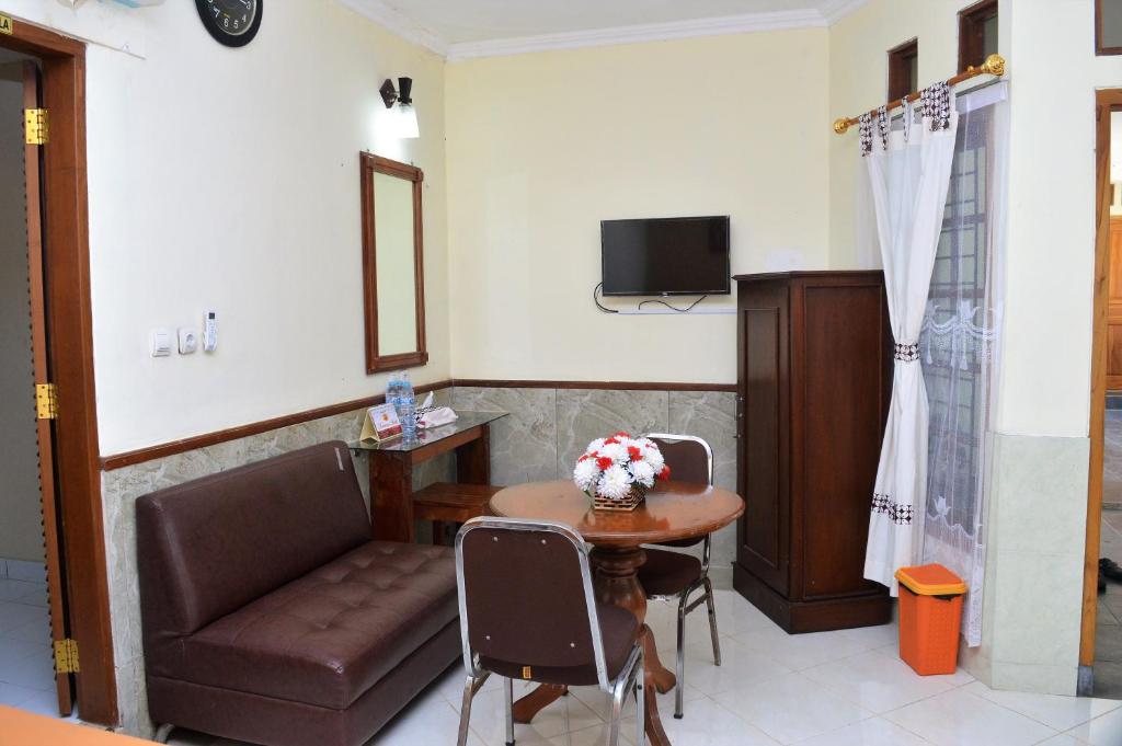 TV a/nebo společenská místnost v ubytování Hotel Mataram 2 Malioboro