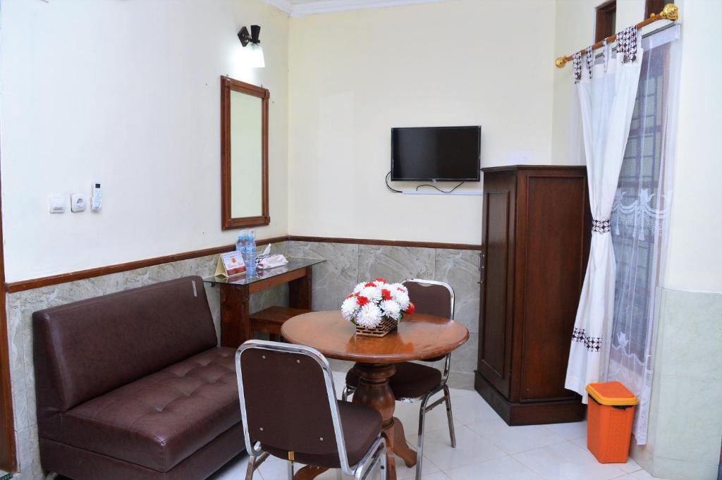 TV a/nebo společenská místnost v ubytování Hotel Mataram 2 Malioboro