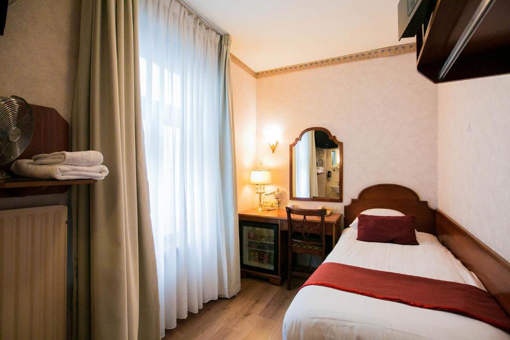 Postel nebo postele na pokoji v ubytování Hotel Atlanta