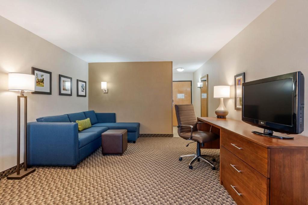 Comfort Inn & Suites near Route 66 - Королевский люкс с диван