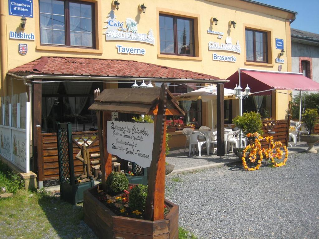 a store with a sign in front of a building at Auberge Hôtel chambre Tout Confort B-B et Restaurant Les Colombes in Sugny