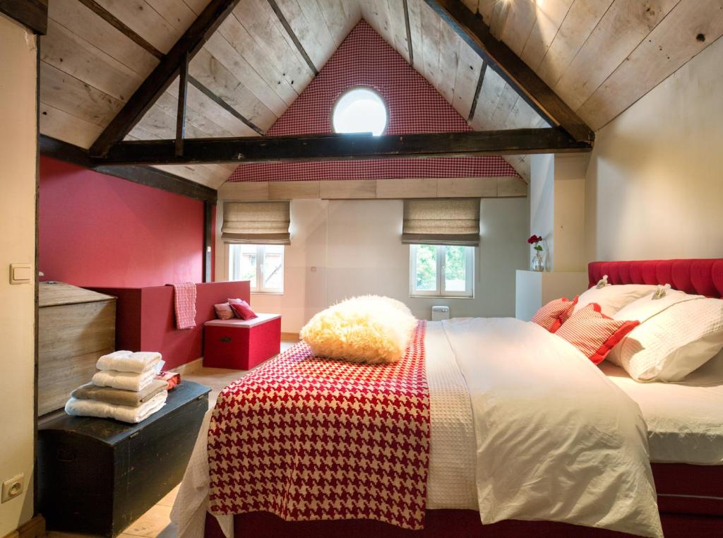 A bed or beds in a room at De Zevende Hemel