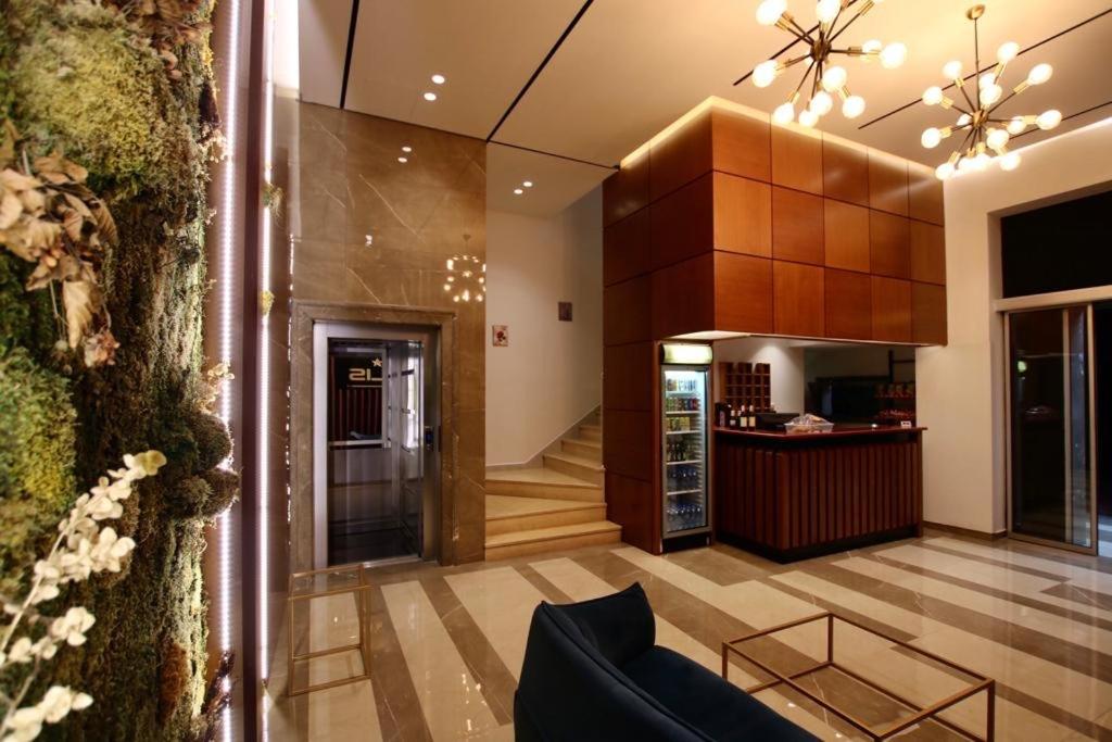 una sala de estar con un sofá y una mesa en Aurelis Hotel, en Bërxull