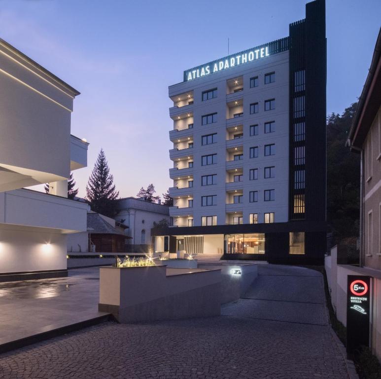 una rappresentazione di un hotel di notte di Atlas Aparthotel a Piatra Neamţ