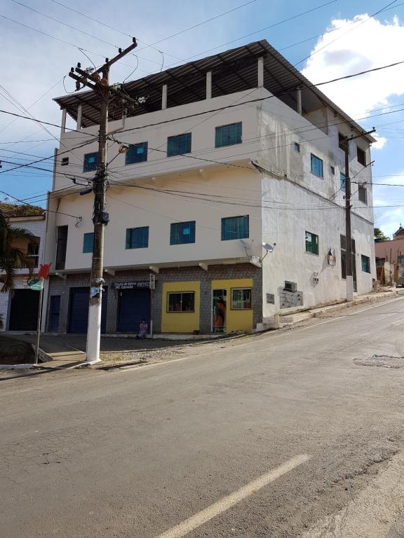 a building on the side of a street at APARTAMENTO DO OTTO in Oliveira Fortes