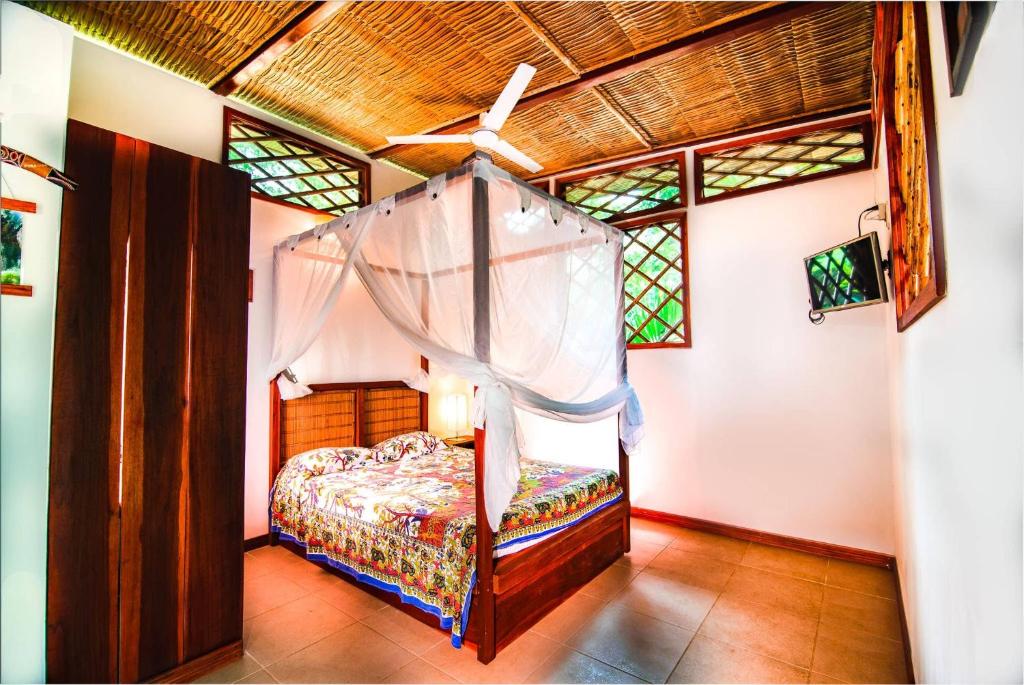 1 dormitorio con 1 cama con mosquitera en Villa# 6 Luxury Two Bed Villa - Private Garden, en Cocles