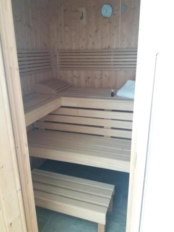 una sauna con due posti letto in una camera di Ferienhaus Eifel-Charme a Birgel