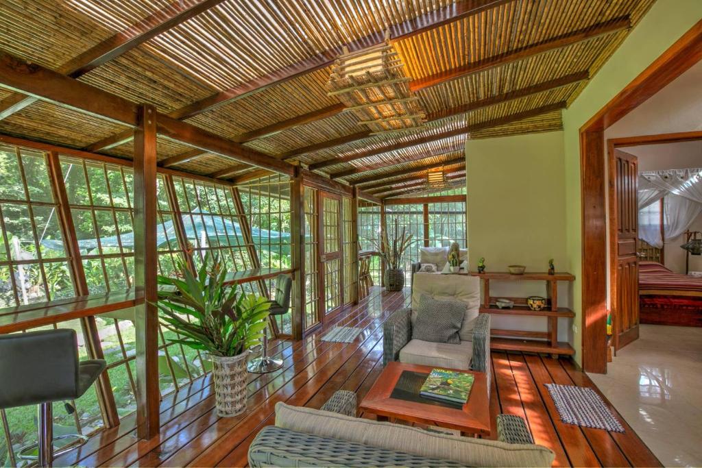 コクレスにあるVilla # 1 - Zen Luxury VillaSq M Gardenの木製の天井のリビングルーム(窓付)