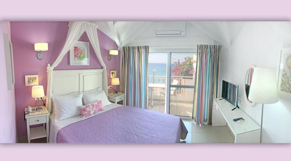 Кровать или кровати в номере Haris Hotel Apartments and Suites