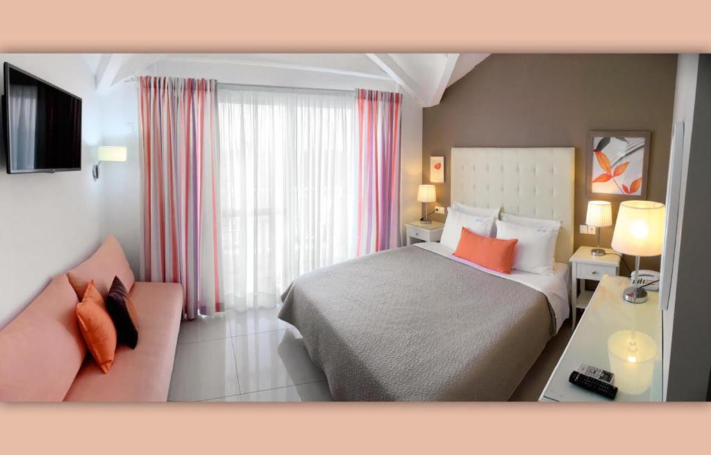 Кровать или кровати в номере Haris Hotel Apartments and Suites