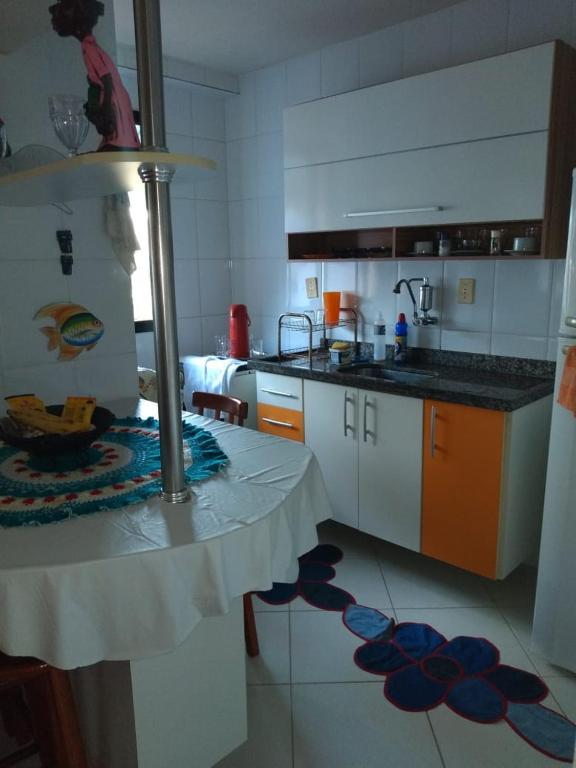  COMPLETINHO - Apto com 2 Quartos - Internet de 200 megas - Netflix - Disney Plus - Muito CONFORTO