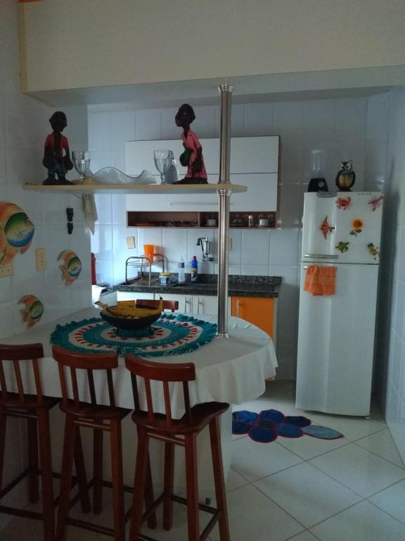  COMPLETINHO - Apto com 2 Quartos - Internet de 200 megas - Netflix - Disney Plus - Muito CONFORTO