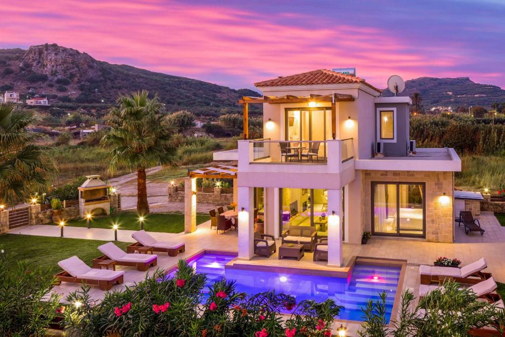 una villa con piscina frente a una casa en Villa Alexandros, en Nopíyia