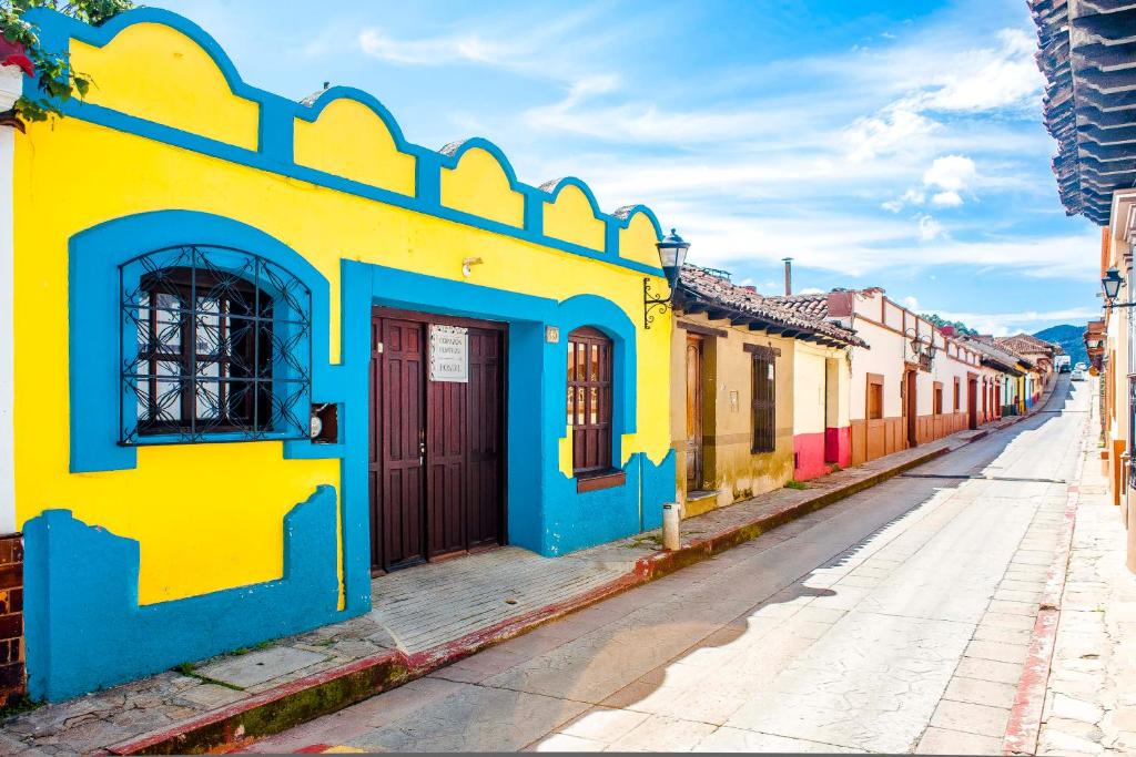 um edifício colorido no lado de uma rua em Corazón Corteza em San Cristóbal de Las Casas