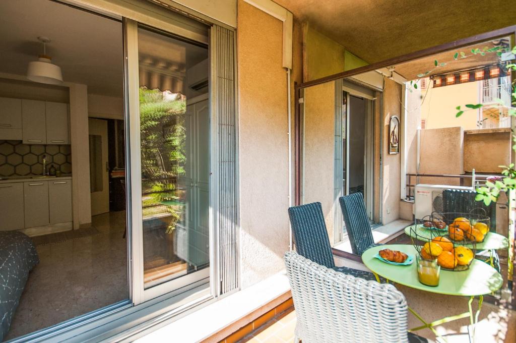- un balcon avec une table et des fruits dans l'établissement Studio au plein coeur de Nice, à Nice