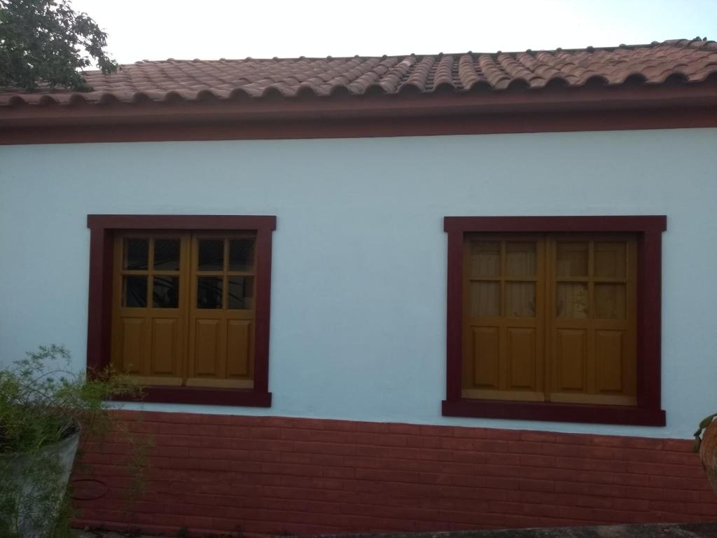 zwei Türen an der Seite eines Hauses in der Unterkunft Casa da Cida in Tiradentes