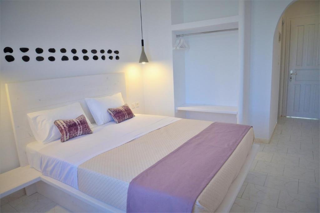 Postel nebo postele na pokoji v ubytování Dioni lux inn