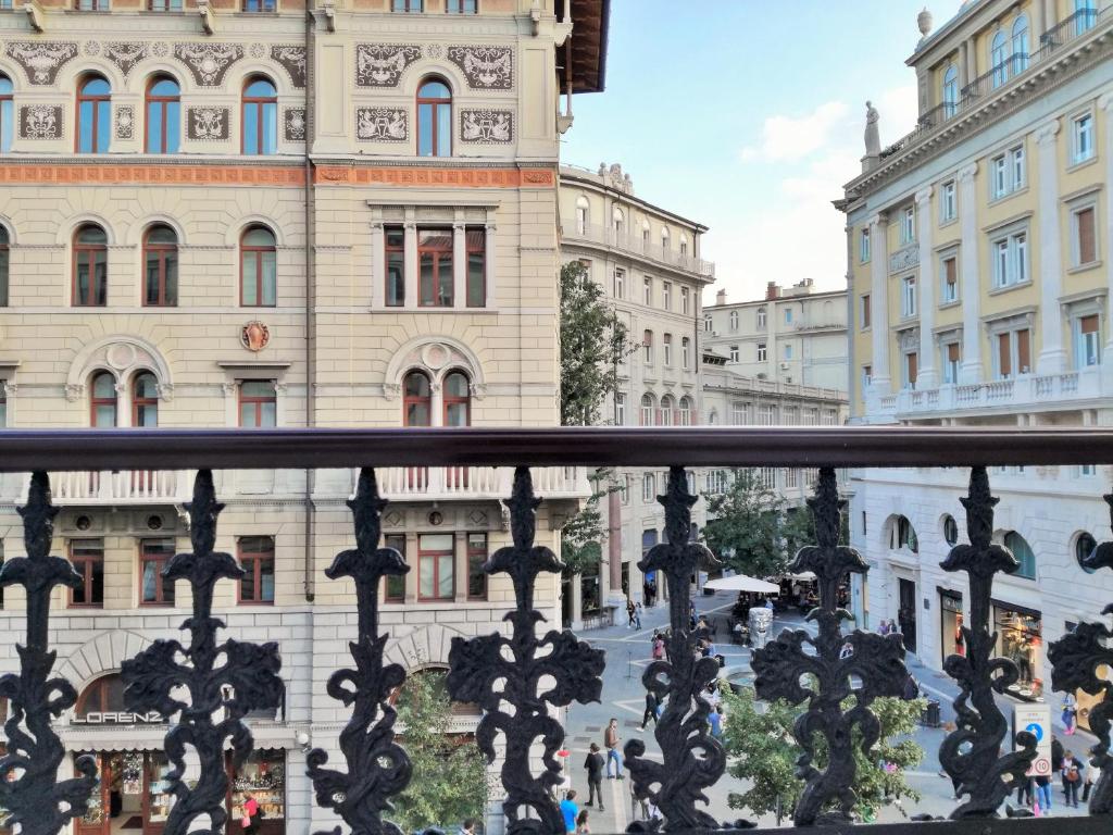 una vista da un balcone di un edificio di Trieste Center Rooms & Apartments a Trieste