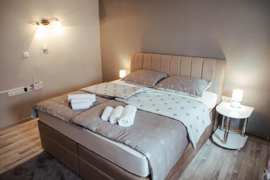 Postel nebo postele na pokoji v ubytování Kuća-apartman Clarissa Đakovo