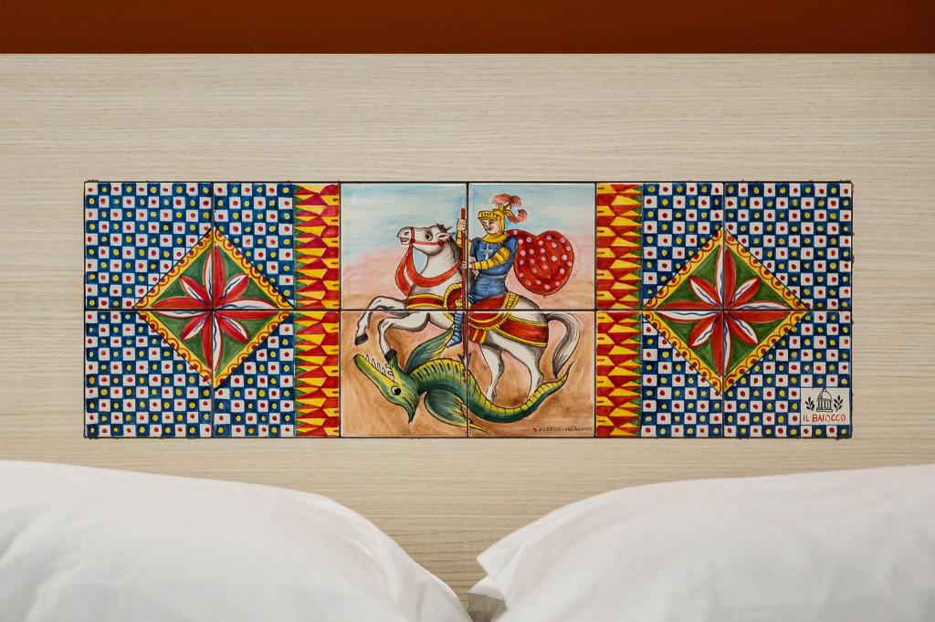 Łóżko lub łóżka w pokoju w obiekcie Il Baiocco -Ibla Charme Rooms