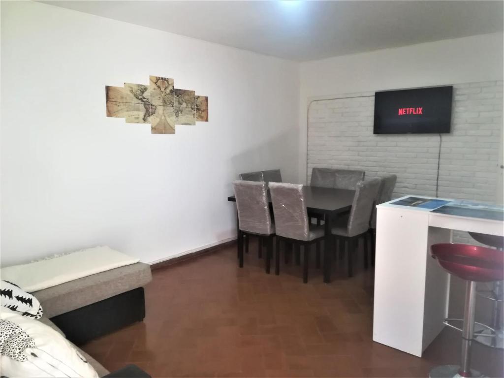 Habitación con mesa, sillas y TV. en FSM - Casa Residencial -Ubicación Privilegiada. en Mendoza