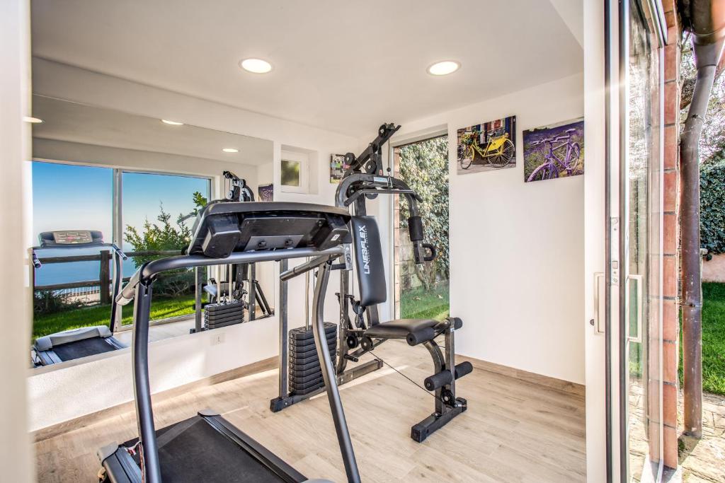 Centrum fitness w obiekcie Villa Marika - PRIVATE HEATED POOL