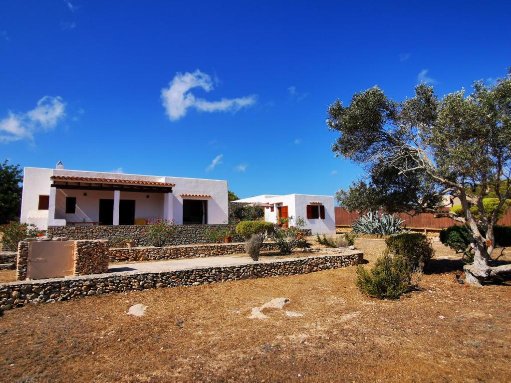 a house in the middle of a yard at VILLA BELLA VISTA in Sant Francesc Xavier