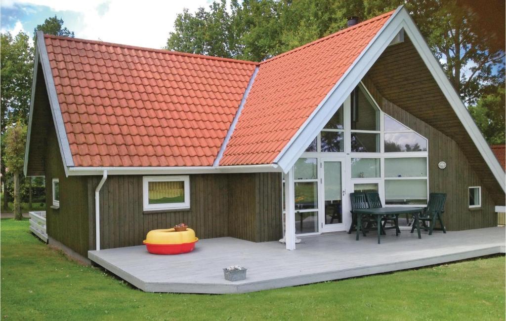 Casa pequeña con techo naranja y patio en Stunning Home In Asperup With Wifi, en Asperup
