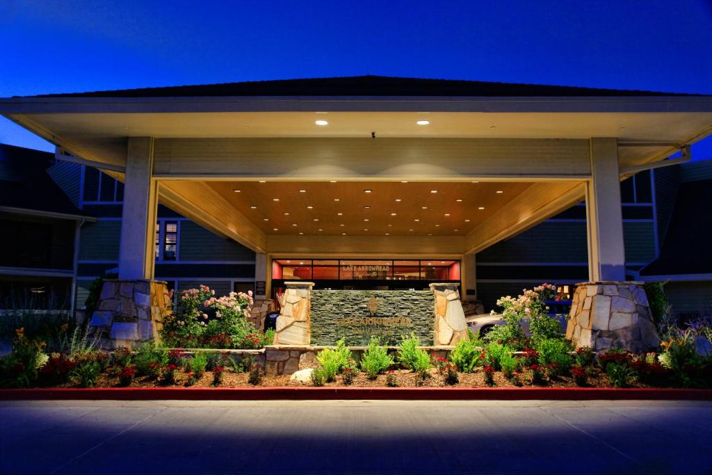 una vista frontal de un edificio por la noche en Lake Arrowhead Resort & Spa, en Lake Arrowhead