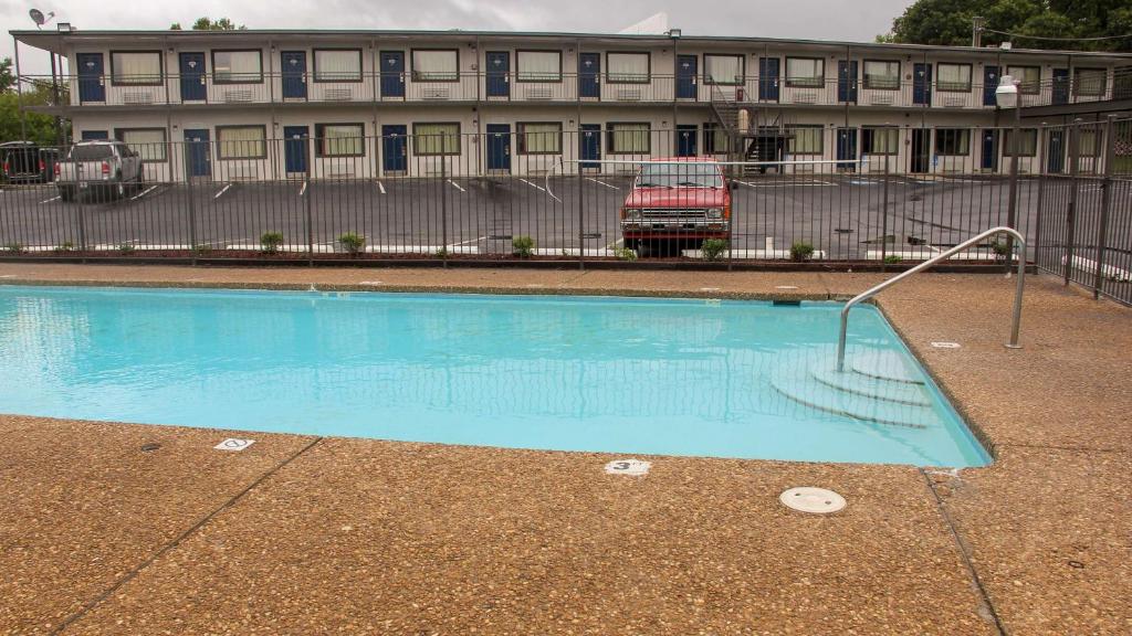 Piscina de la sau aproape de Motel 6-Fayetteville, AR