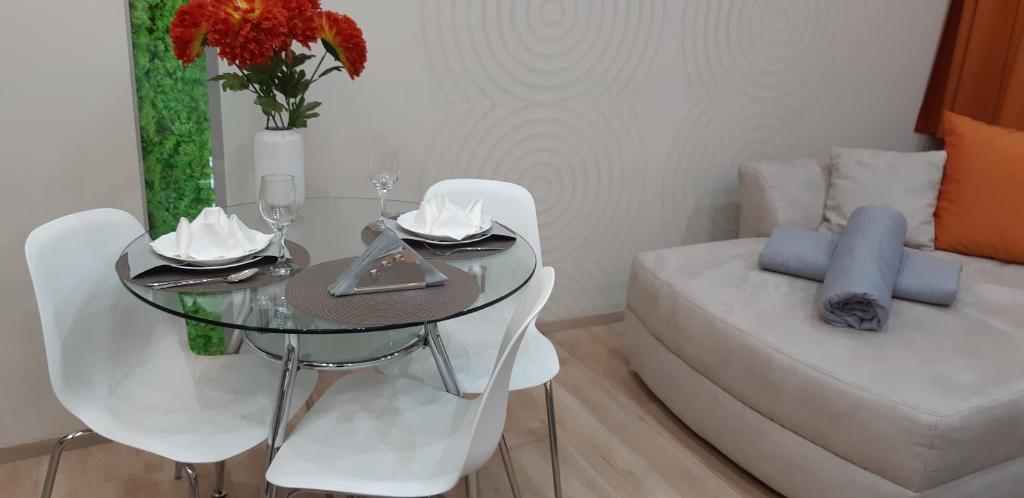 Posedenie v ubytovaní Modern, Quiet & Cozy Apartment in the middle of Downtown near Danube at Fashion street