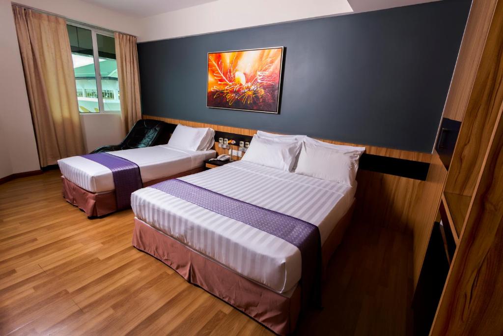 Postel nebo postele na pokoji v ubytování Mariner Hotel Labuan