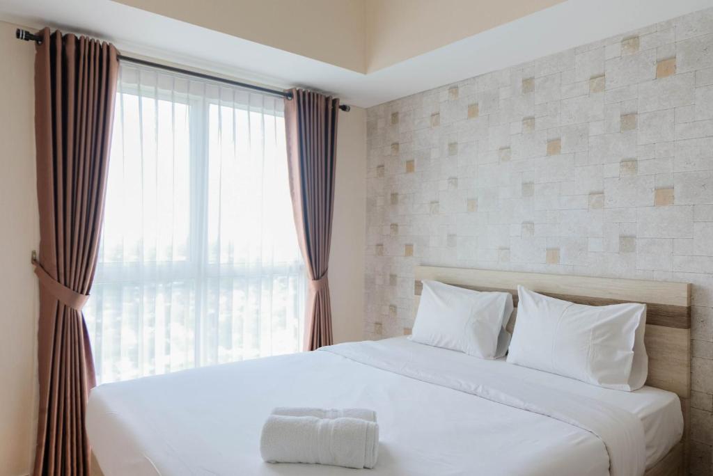 Postel nebo postele na pokoji v ubytování Comfy 1BR Apartment Casa De Parco Central BSD City By Travelio