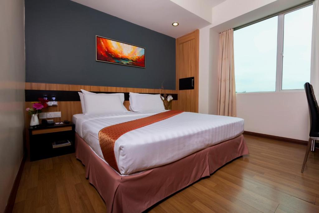 Postel nebo postele na pokoji v ubytování Mariner Hotel Labuan
