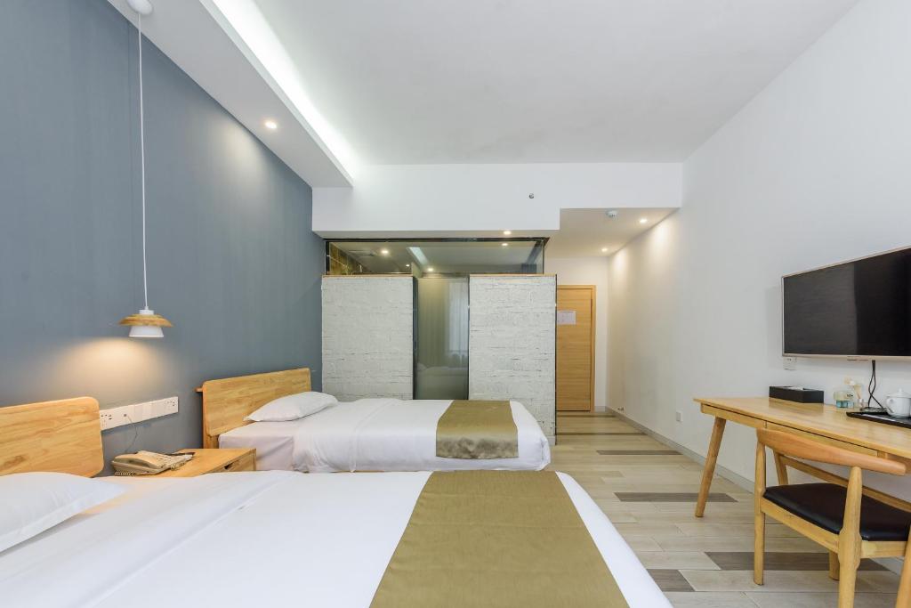 Postel nebo postele na pokoji v ubytování Yangshuo Yi Landscape Hotel