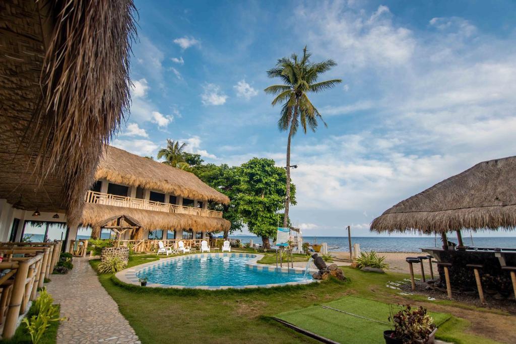 um resort com piscina e praia em Lavanya Beach And Dive Resort em Zamboanguita