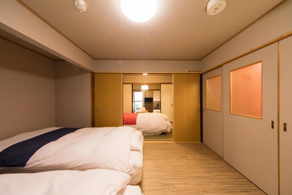 Ein Bett oder Betten in einem Zimmer der Unterkunft Kyomachiya House IZO