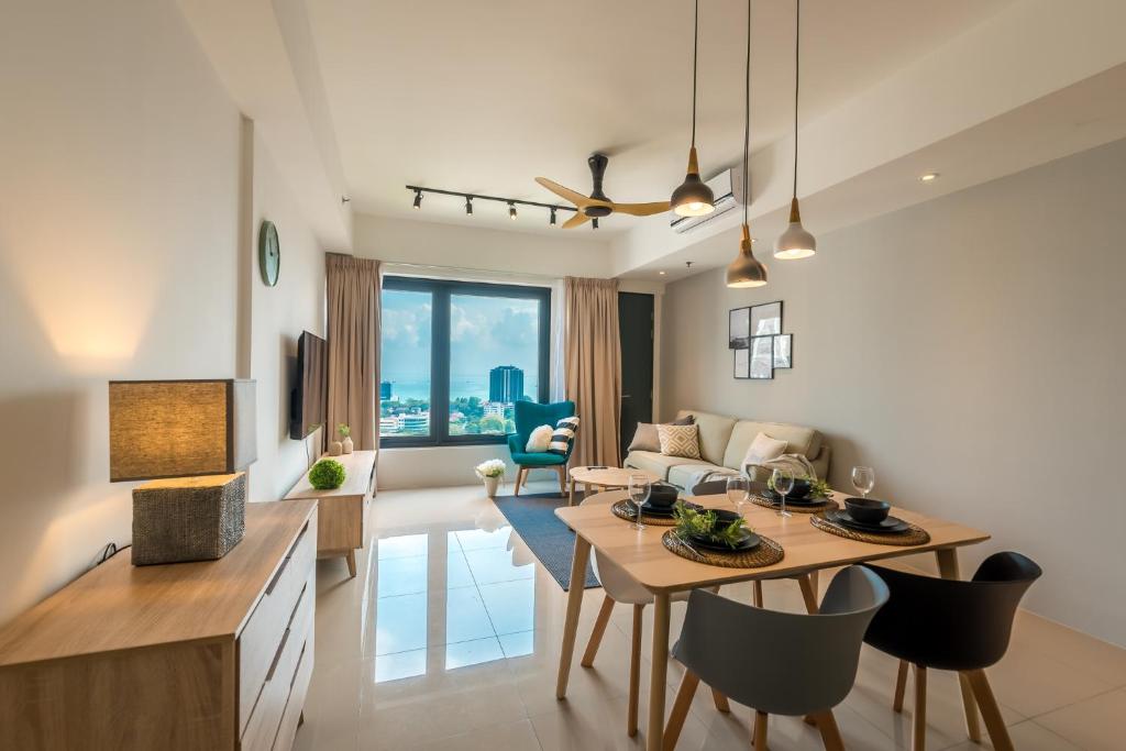 une cuisine et un salon avec une table et une salle à manger dans l'établissement 海景房 Seaview 218 Macalister (Georgetown) 乔治市中心 9pax, à George Town