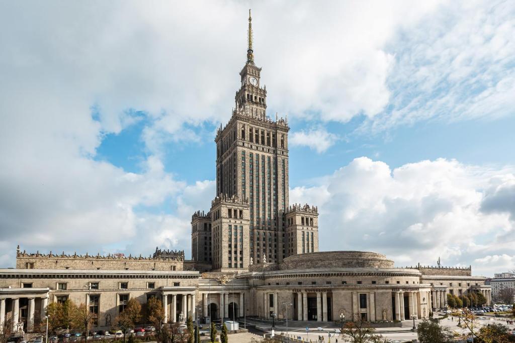 een groot gebouw met een hoge klokkentoren bij Warsaw City Center Apartments by Renters in Warschau