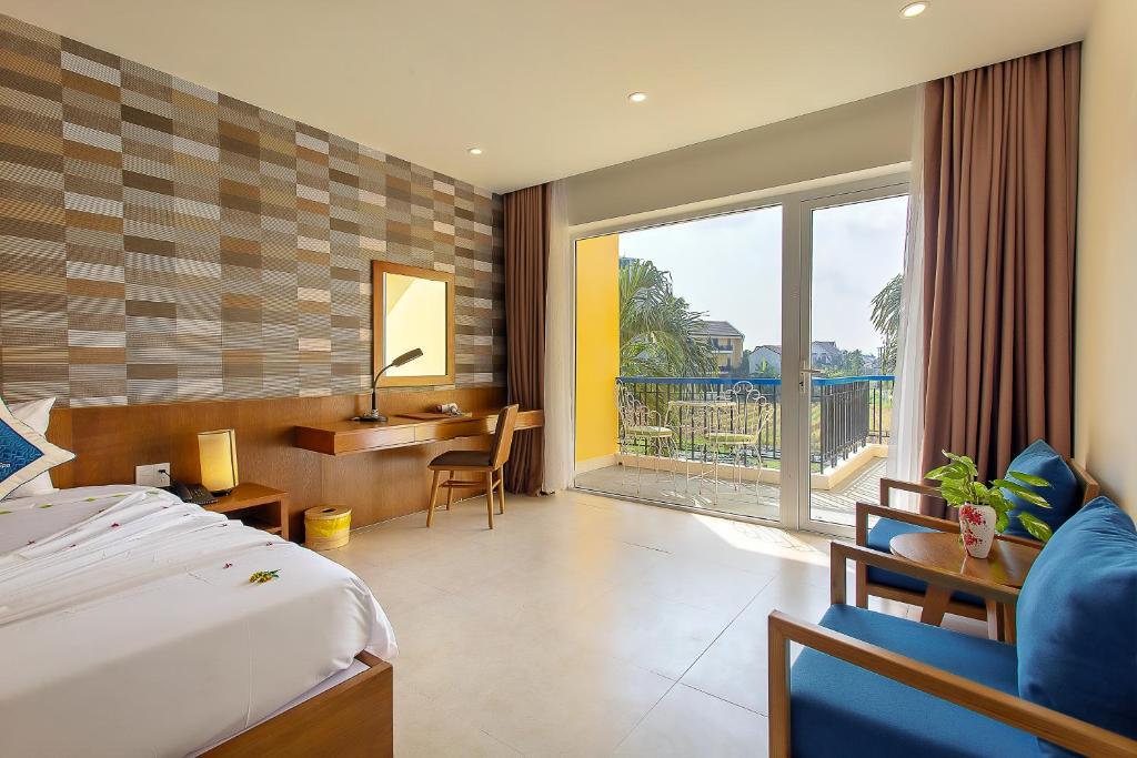 Postel nebo postele na pokoji v ubytování Hoi An Aurora Riverside Hotel and Spa