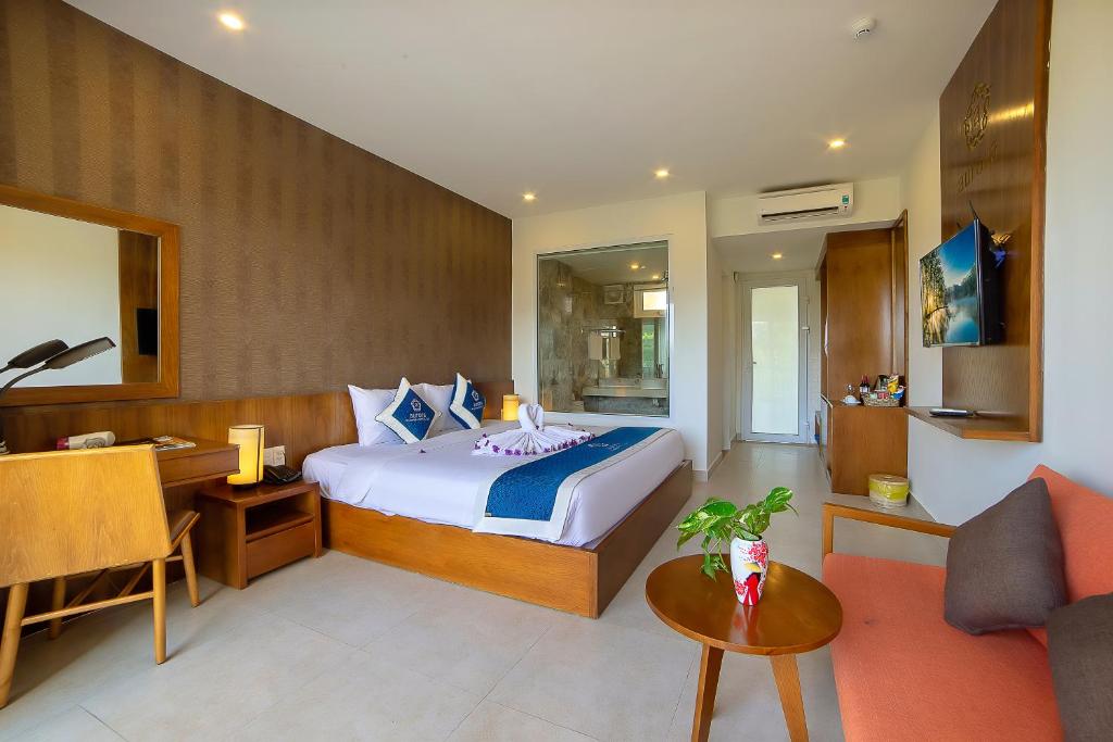 Postel nebo postele na pokoji v ubytování Hoi An Aurora Riverside Hotel and Spa