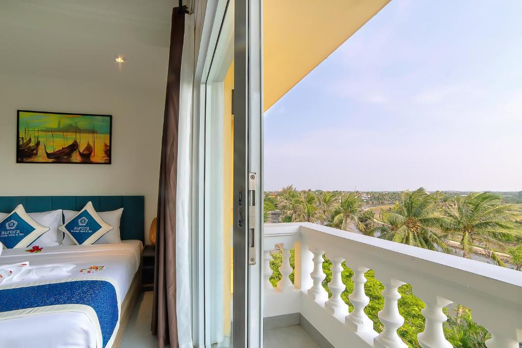Postel nebo postele na pokoji v ubytování Hoi An Aurora Riverside Hotel and Spa