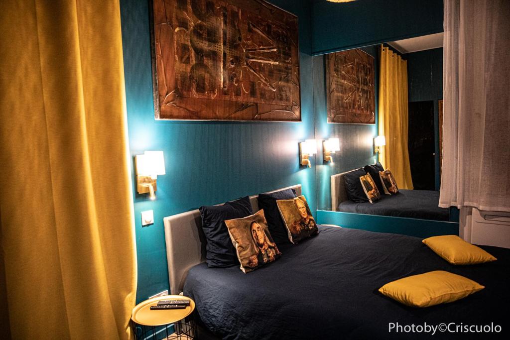 two beds in a room with blue walls at Le Hammam du Panier in Marseille