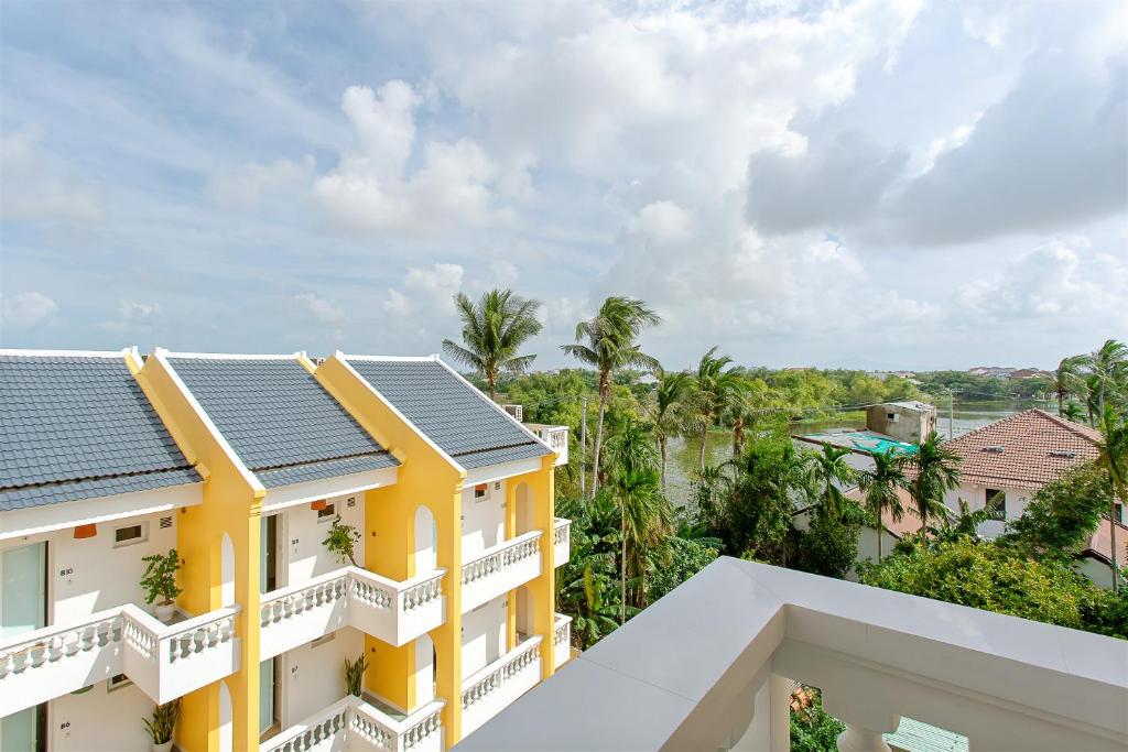 Balkón nebo terasa v ubytování Hoi An Aurora Riverside Hotel and Spa
