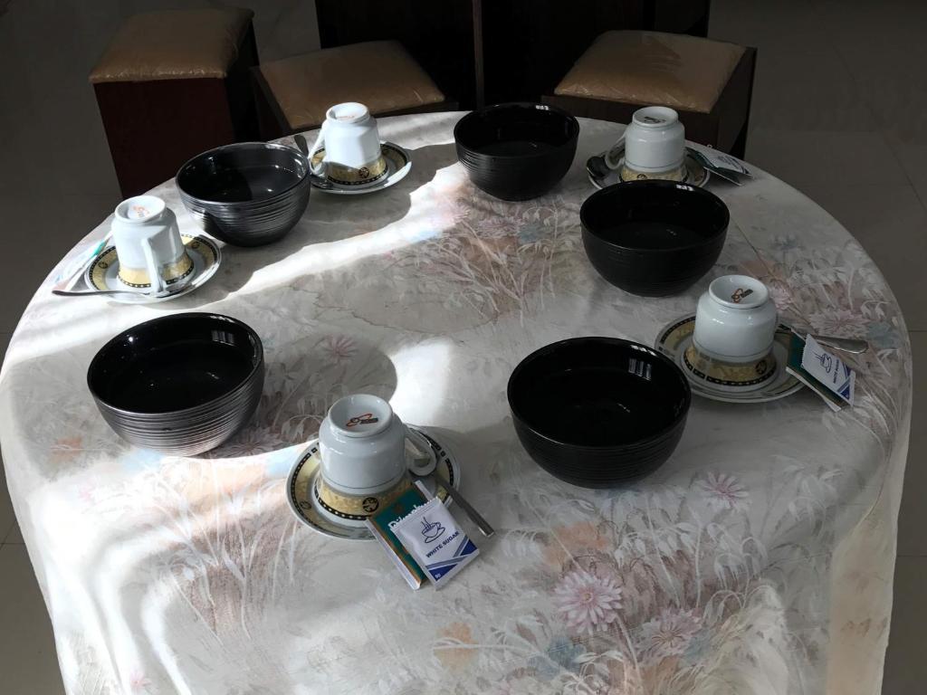 Příslušenství pro přípravu čaje a kávy v ubytování Kingdom Gate Hotel