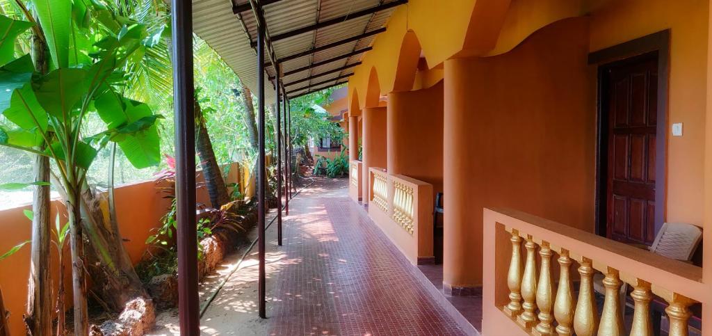 um corredor de um edifício com plantas nele em Anjuna Hideout em Anjuna