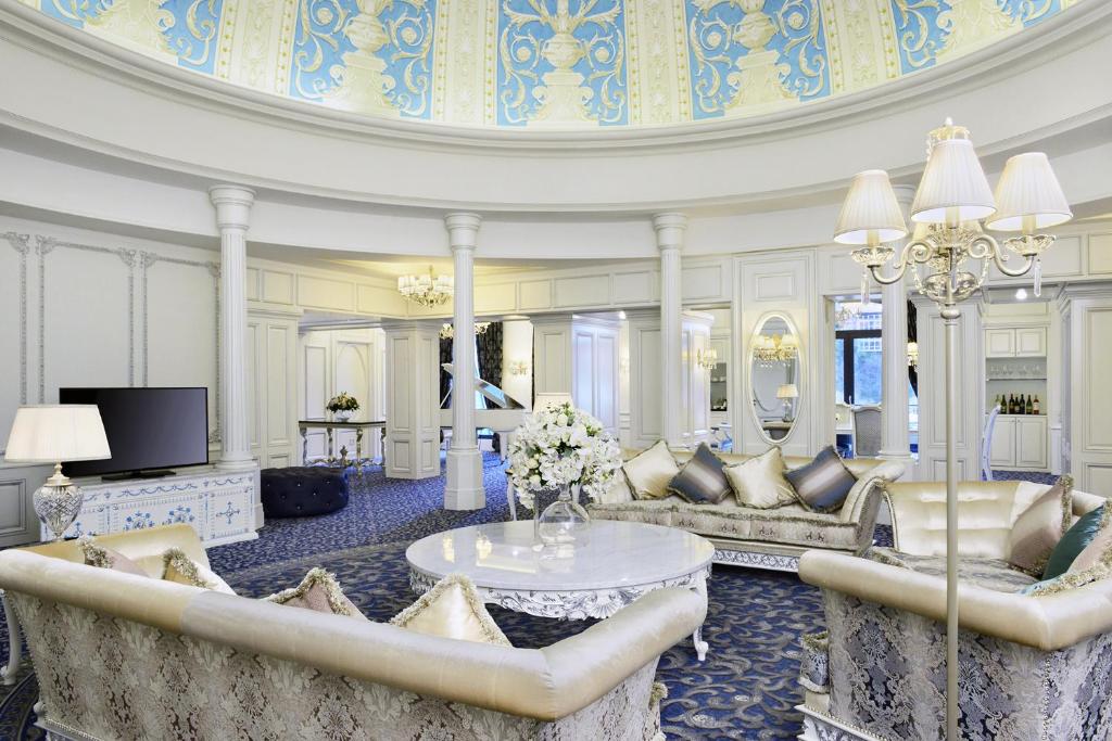 Posezení v ubytování Ambassadori Tbilisi Hotel