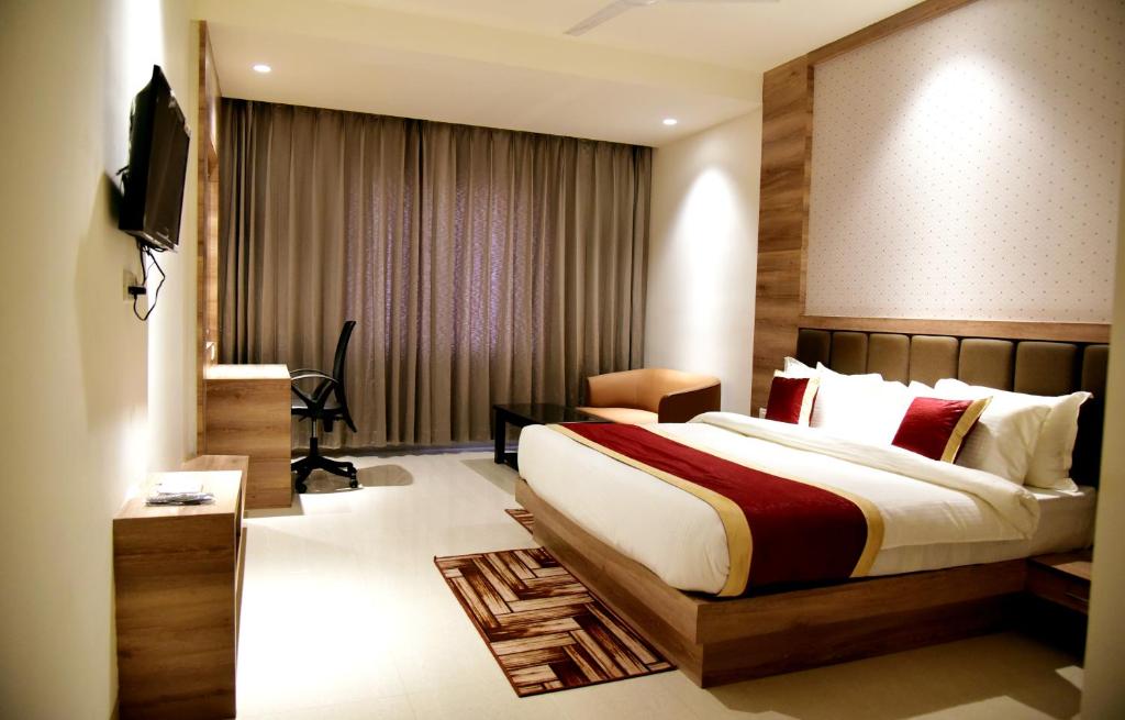 Łóżko lub łóżka w pokoju w obiekcie Hotel Crystal Grand